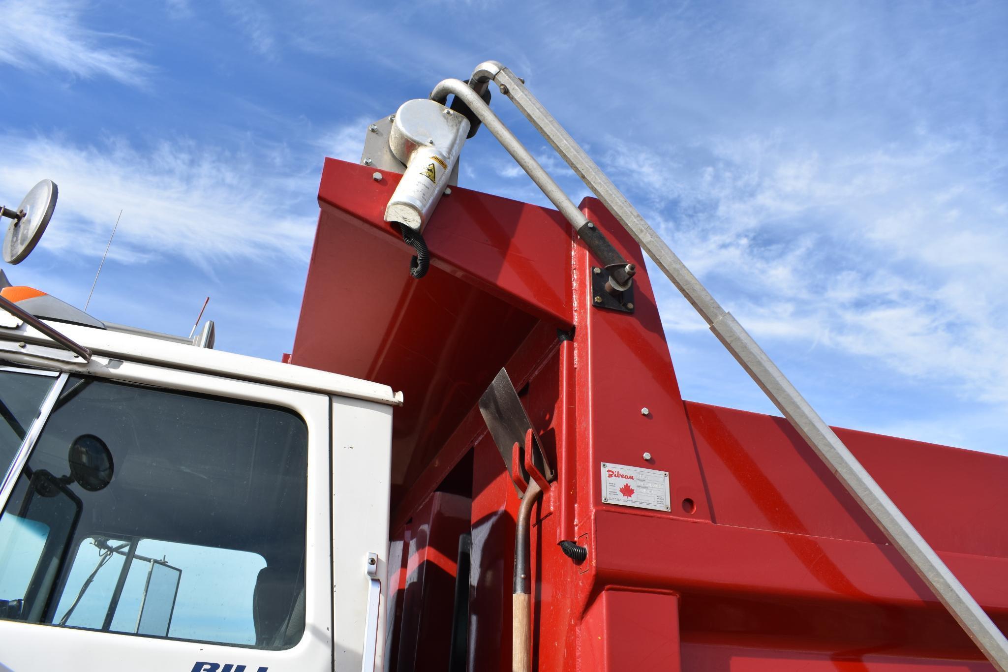 1995 Ford L-9000 tandem axle dump truck