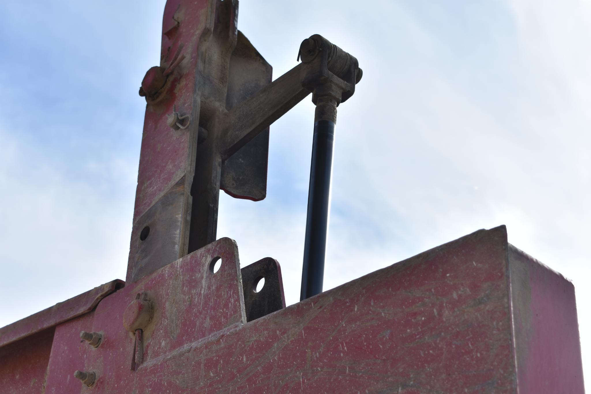 1995 Ford L-9000 tandem axle dump truck