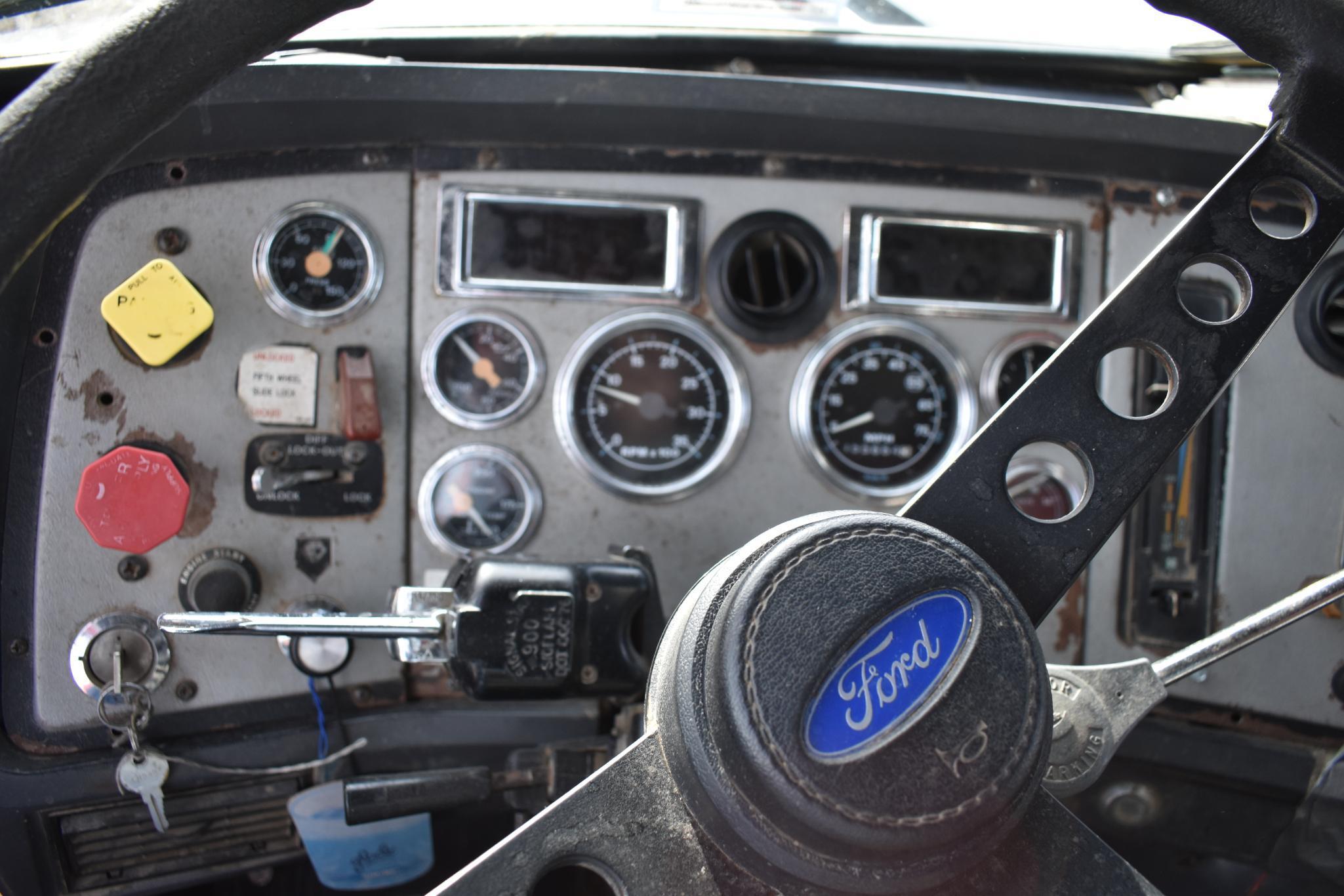 1995 Ford L-9000 tandem axle dump truck