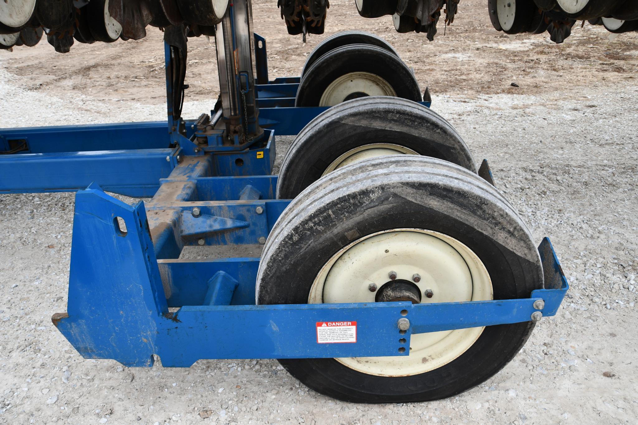 2006 Kinze 3600 16/31 planter