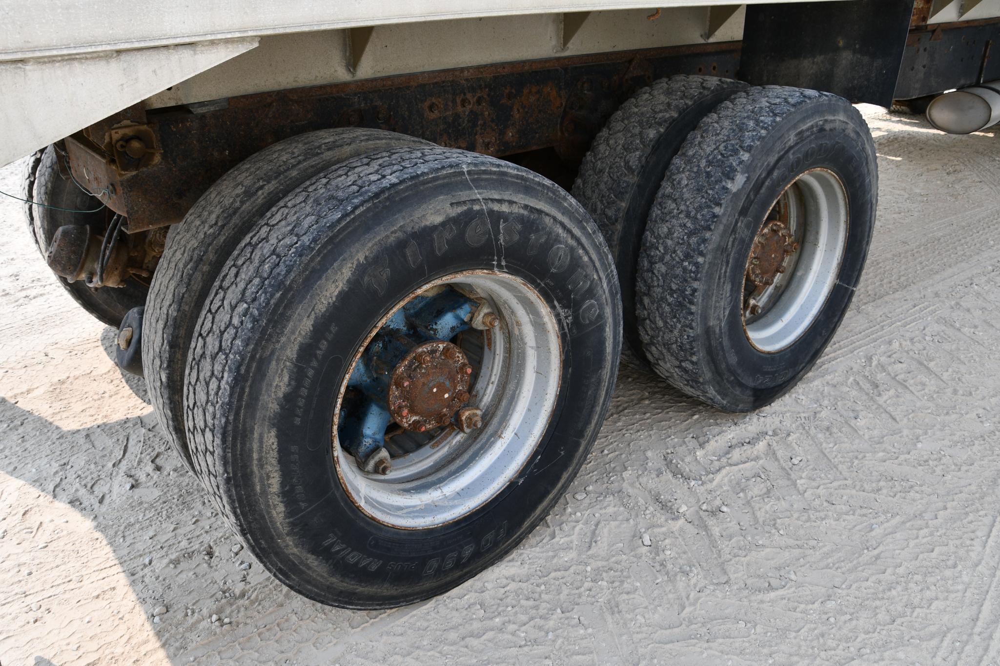 1983 Ford 8000 tandem grain truck