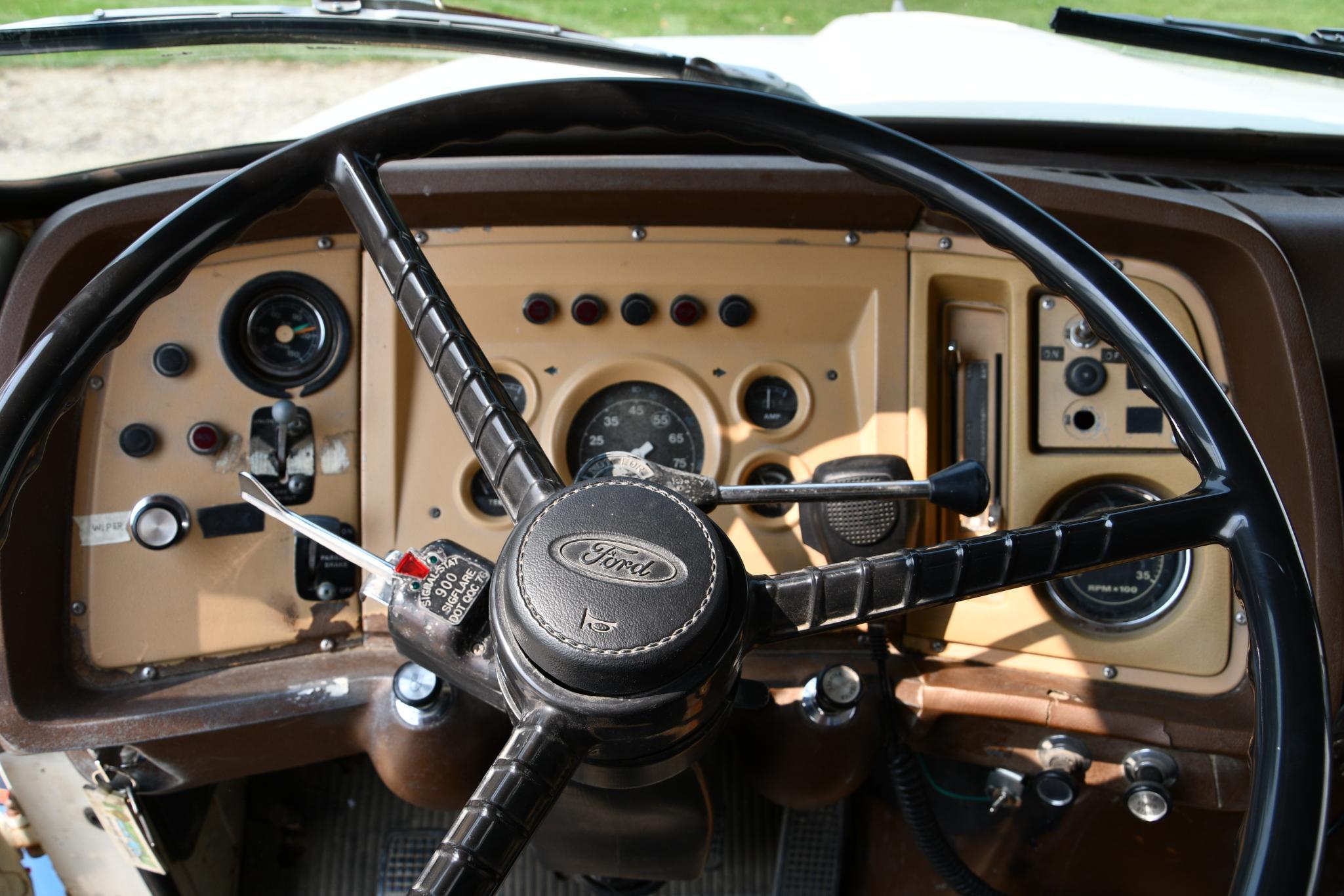 1983 Ford 8000 tandem grain truck