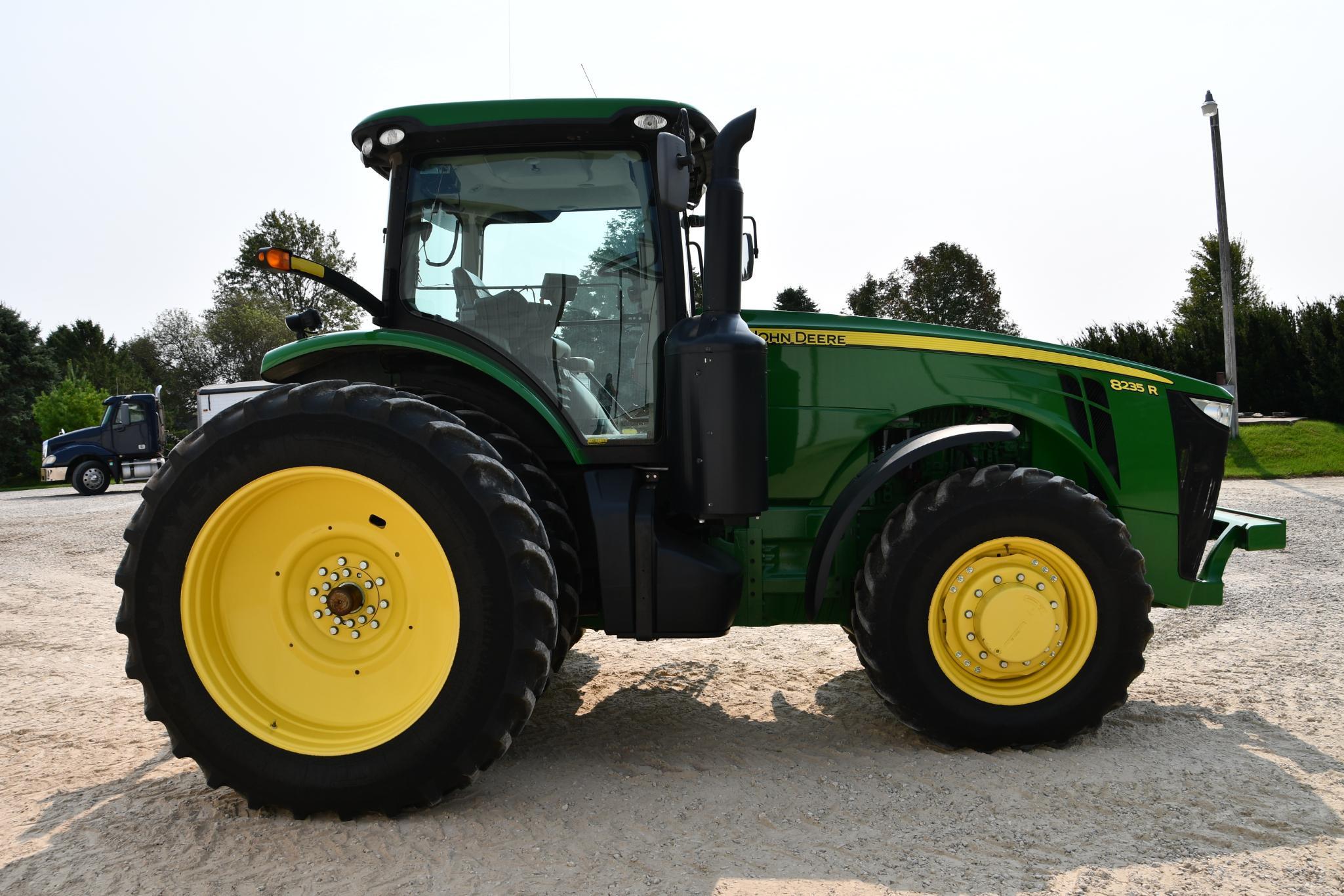 2013 John Deere 8235R MFWD tractor