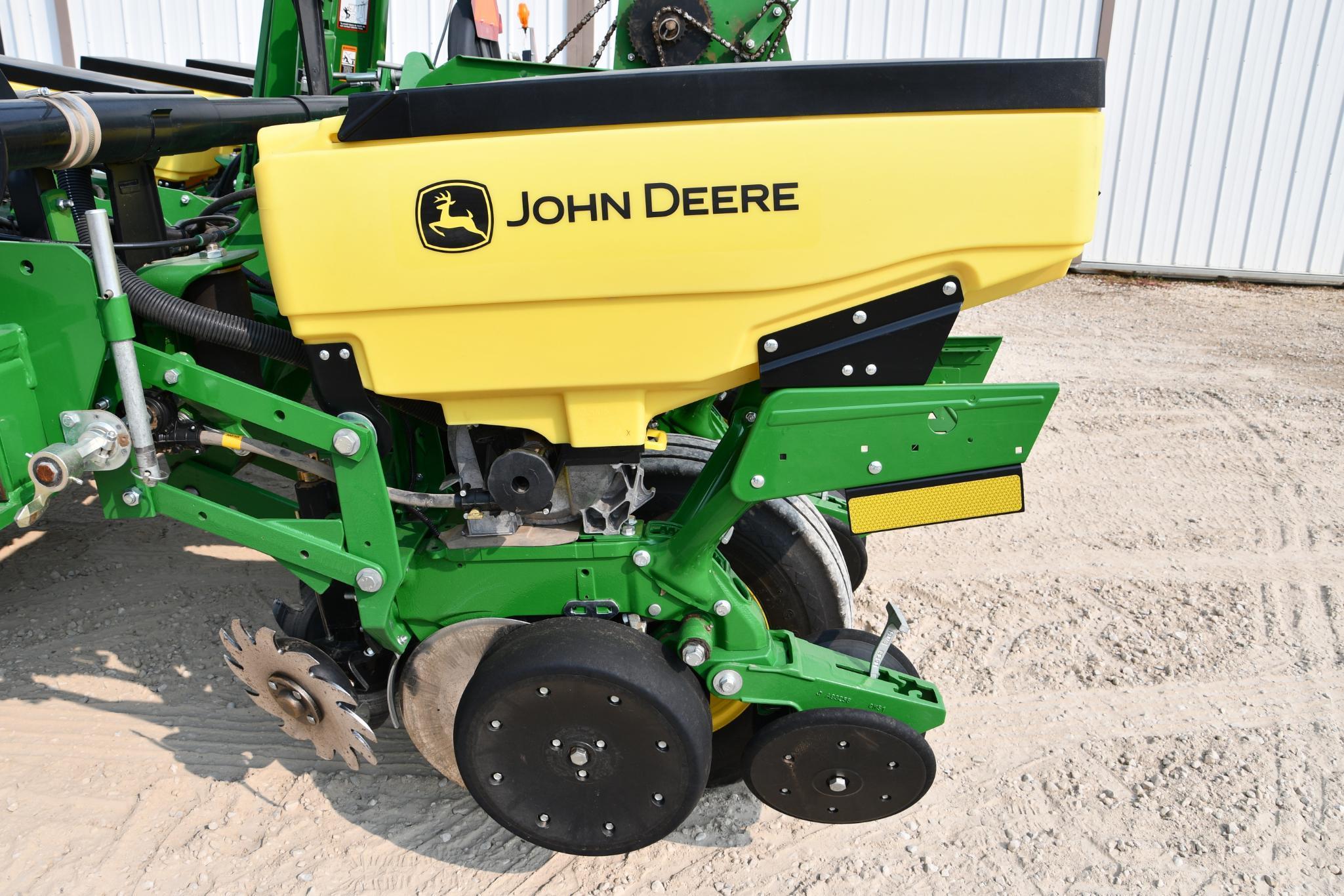 2015 John Deere 1765 1765 12 row 30" planter