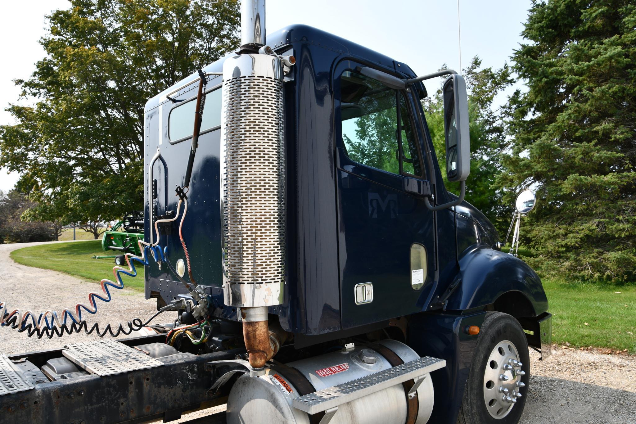 2005 Freightliner Columbia 120 day cab semi