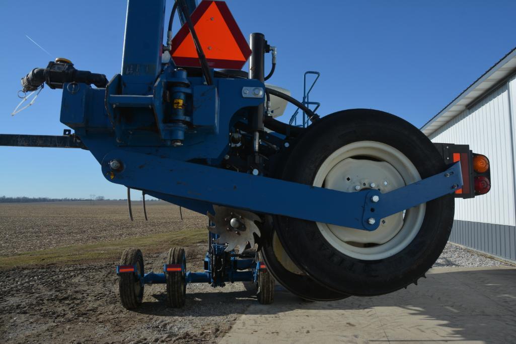 2010 Kinze 3660 16 row 30" no-till planter