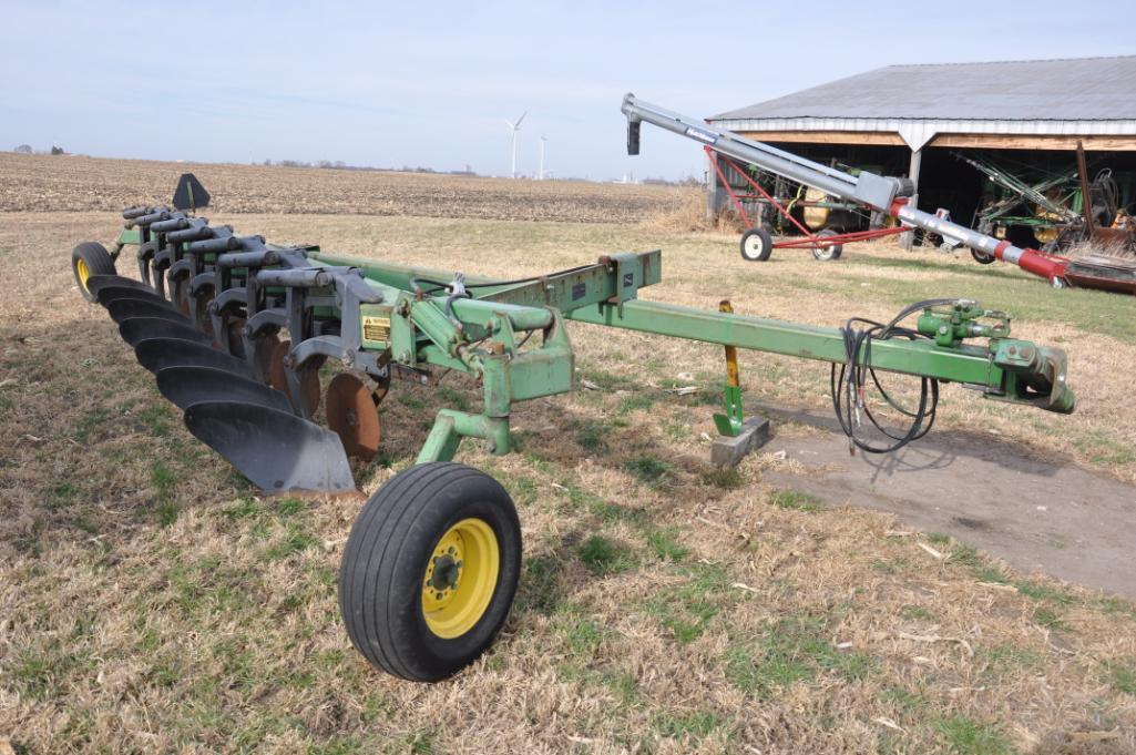 John Deere 2800 7-bottom on land plow