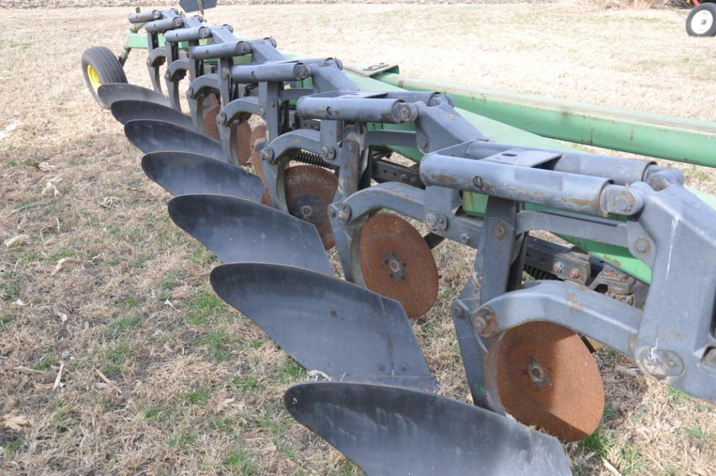 John Deere 2800 7-bottom on land plow