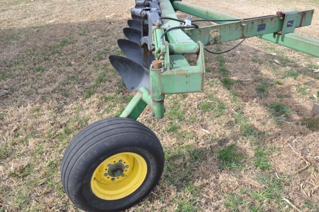 John Deere 2800 7-bottom on land plow