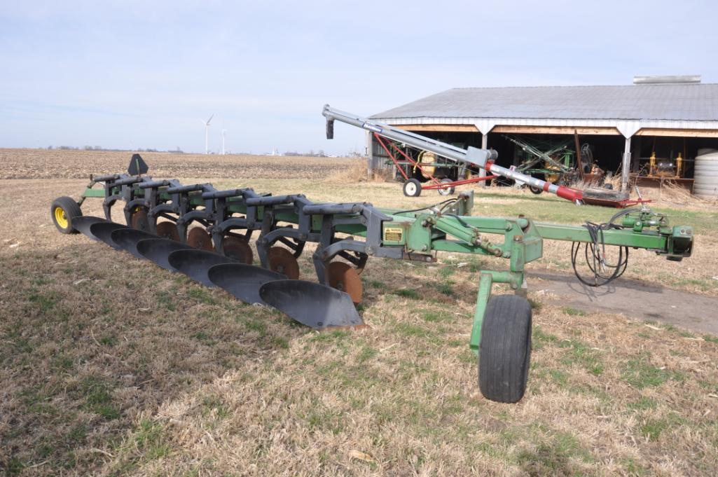 John Deere 2800 7-bottom on land plow