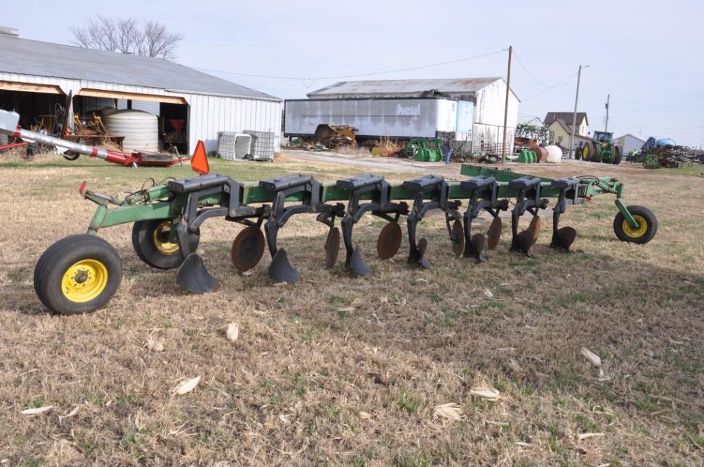 John Deere 2800 7-bottom on land plow