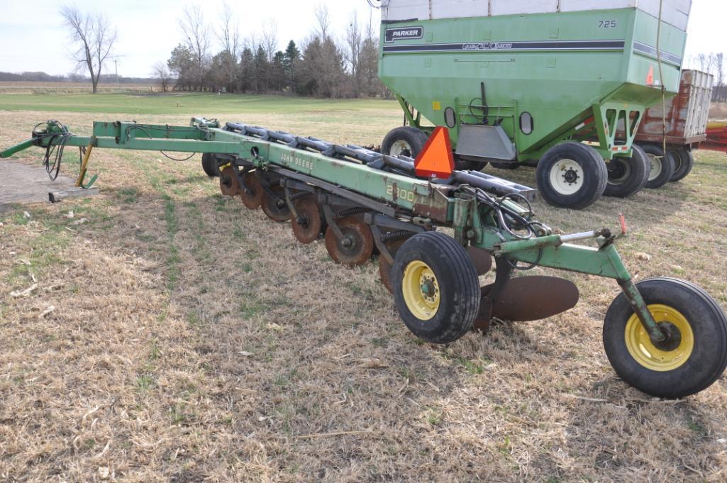 John Deere 2800 7-bottom on land plow