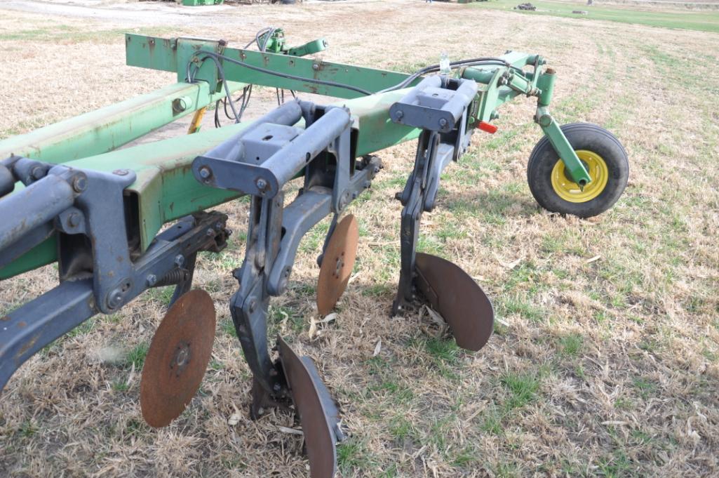 John Deere 2800 7-bottom on land plow