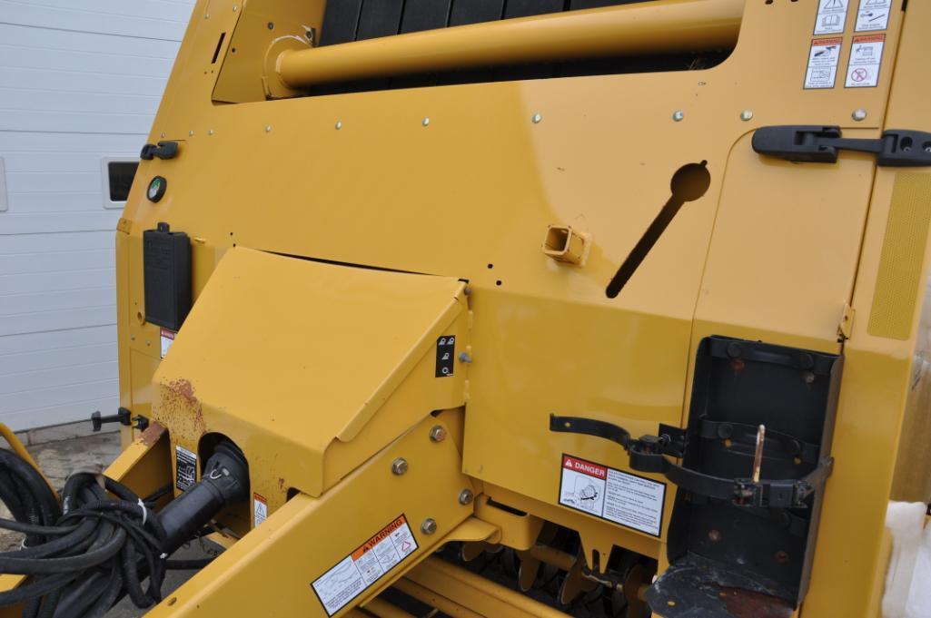 2014 Vermeer 605 Super M round baler