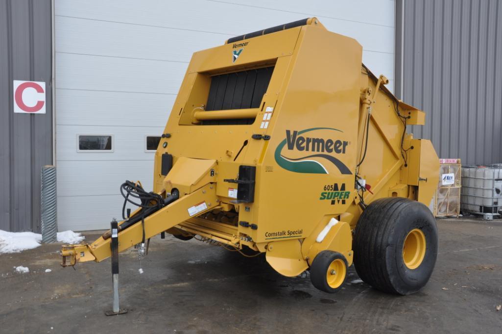 2014 Vermeer 605 Super M round baler