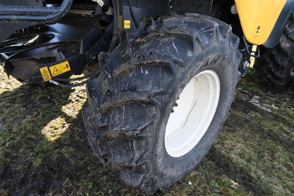 New Holland CR6090 2wd combine