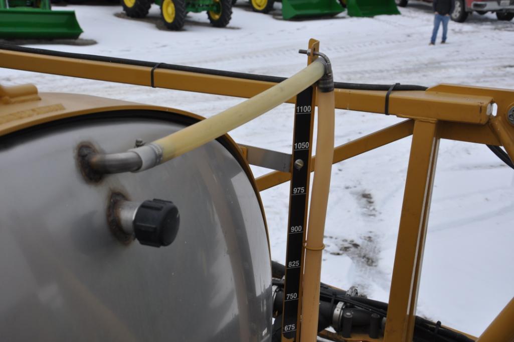 2016 RoGator RG1100B self-propelled sprayer