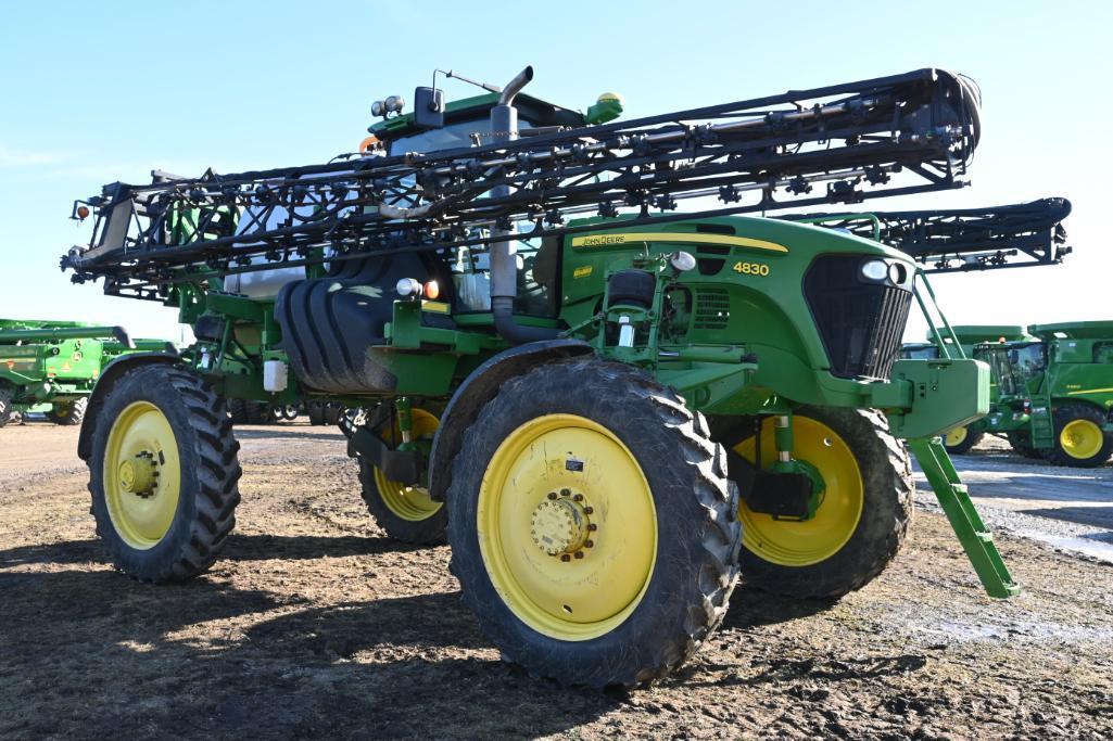 2011 John Deere 4830 self-propelled sprayer