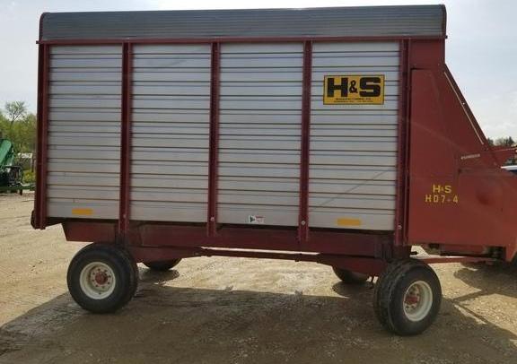 H&S 7+4 silage wagon on HD H&S running gear