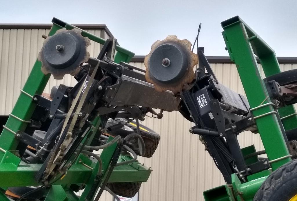 2007 John Deere 1990 CCS 42' air seeder