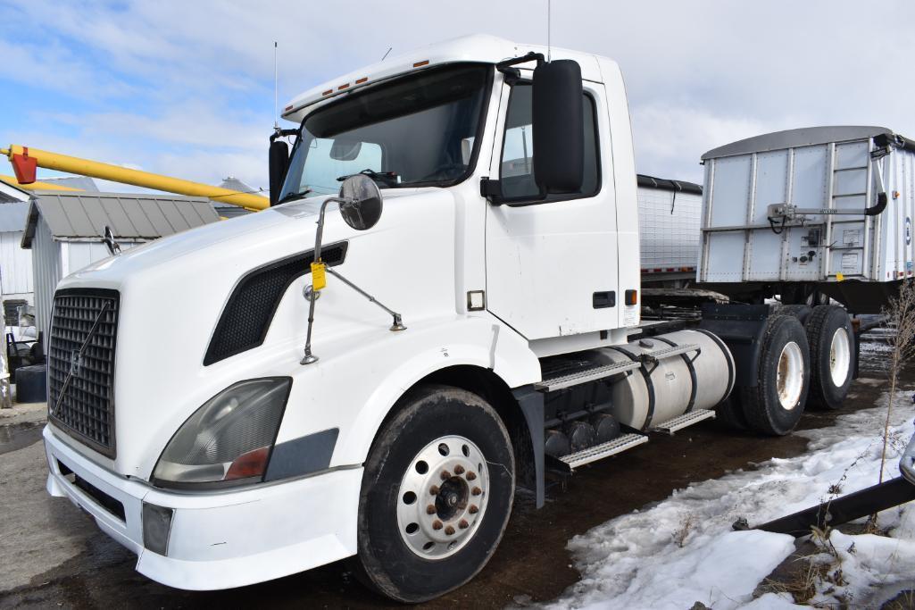 2003 Volvo daycab truck