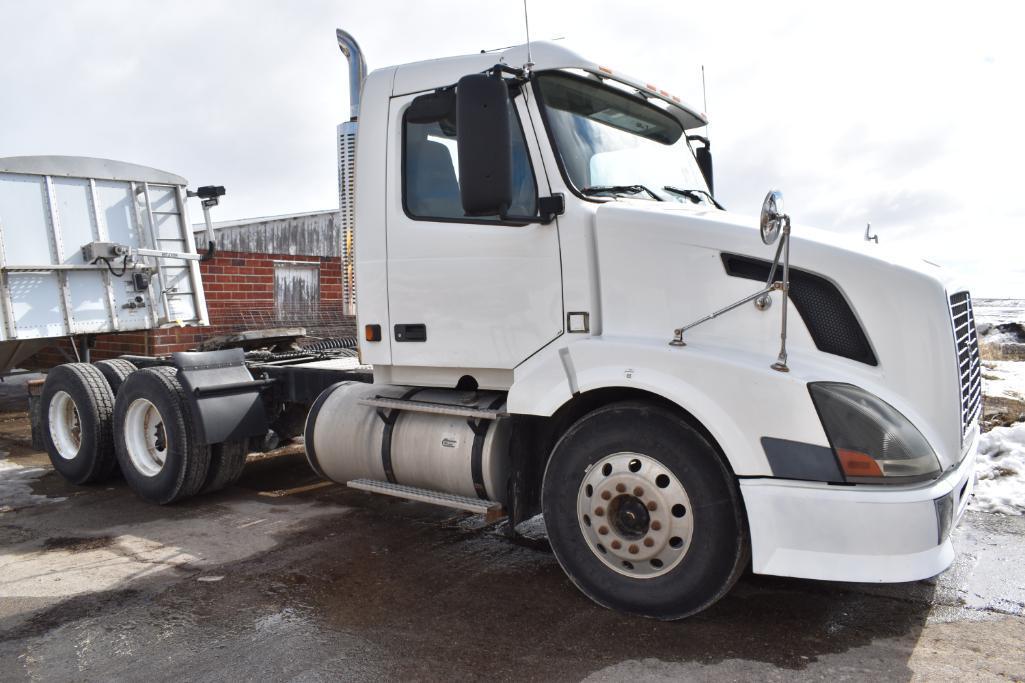 2003 Volvo daycab truck