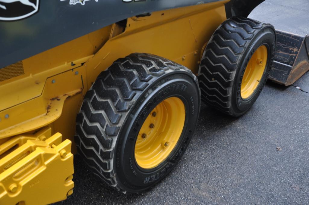 2017 John Deere 324E skid steer