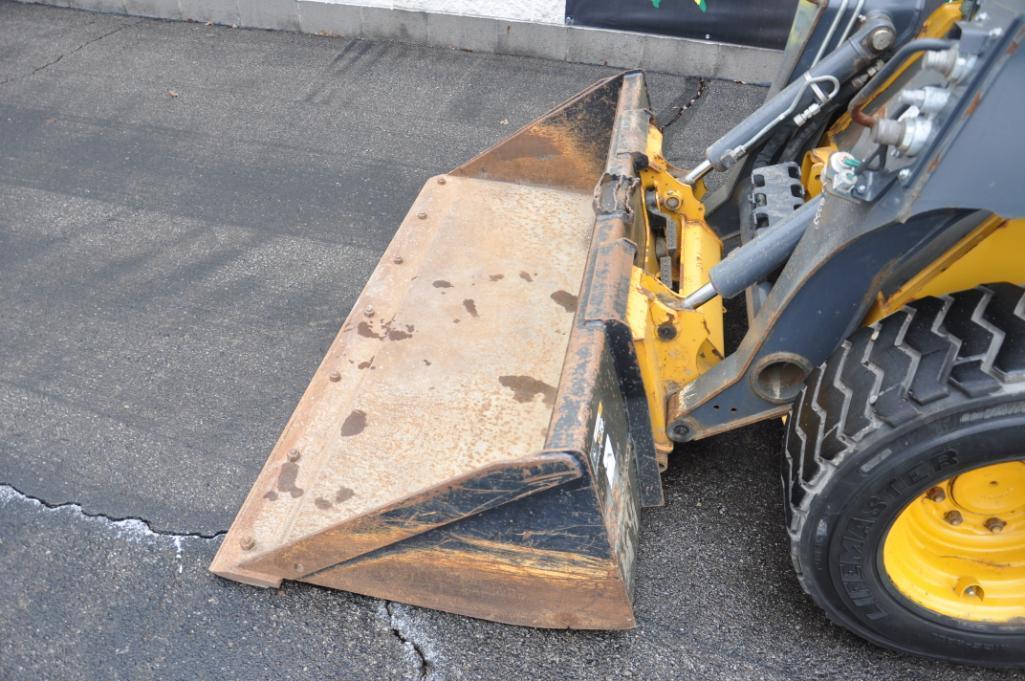 2017 John Deere 324E skid steer