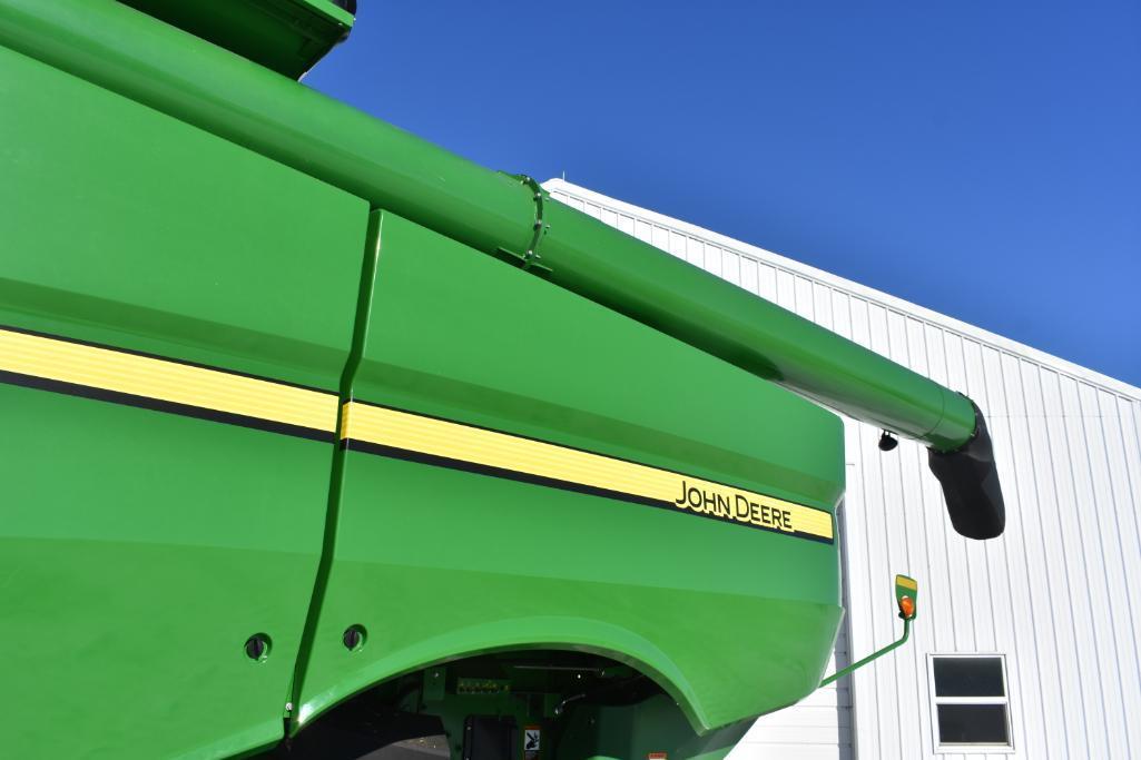 2017 John Deere S670 4WD combine