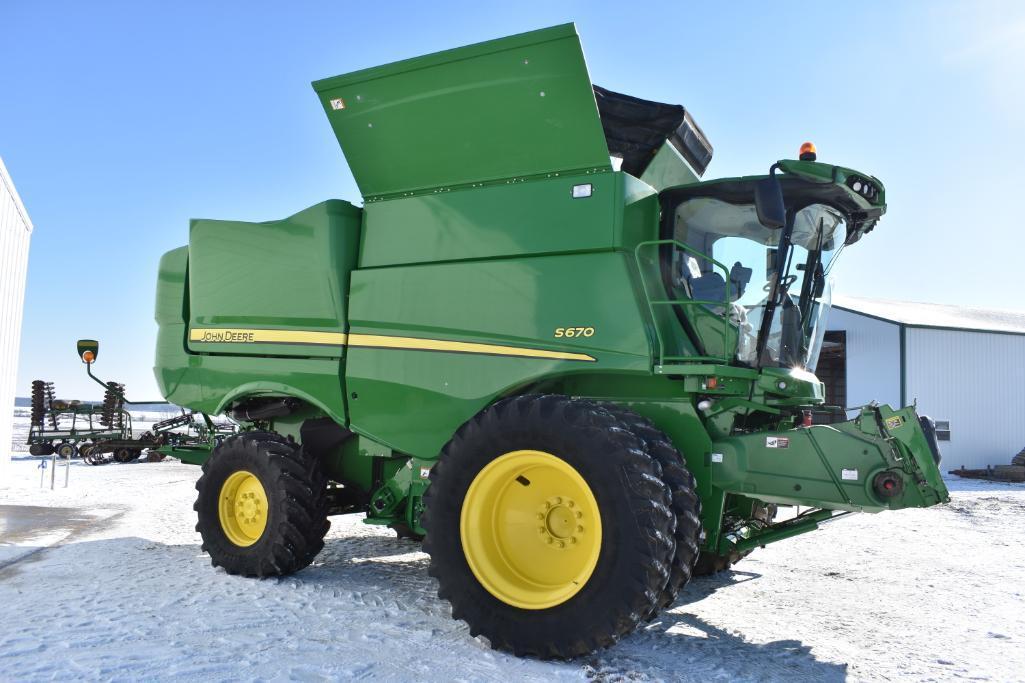 2017 John Deere S670 4WD combine