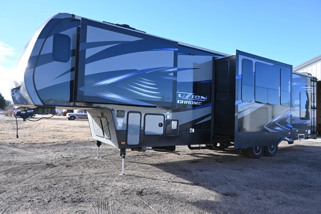 2015 Fuzion Chrome FZ345 5th wheel toy hauler camper