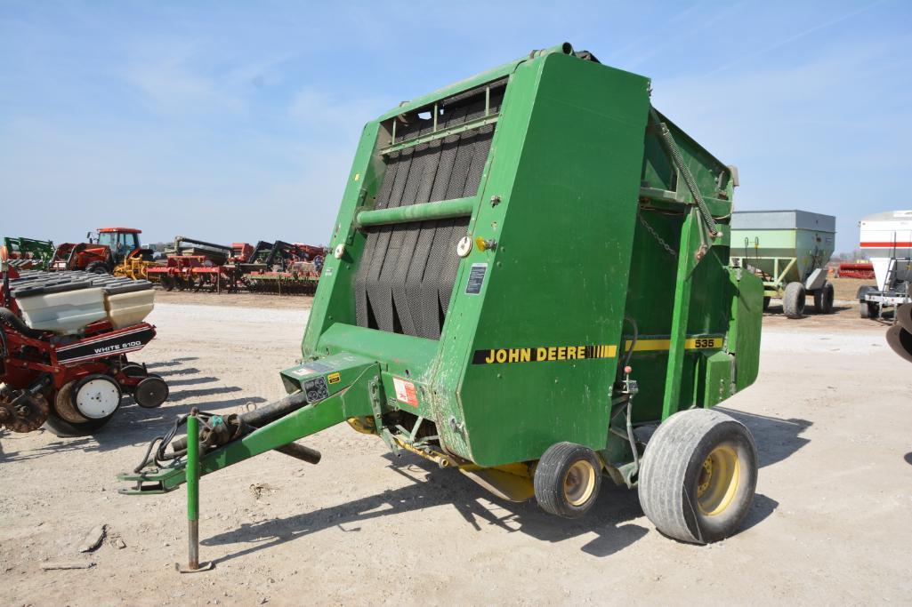 John Deere 535 round baler