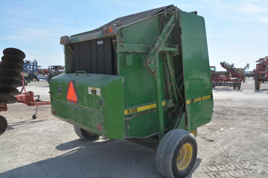 John Deere 535 round baler