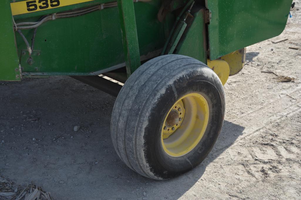 John Deere 535 round baler