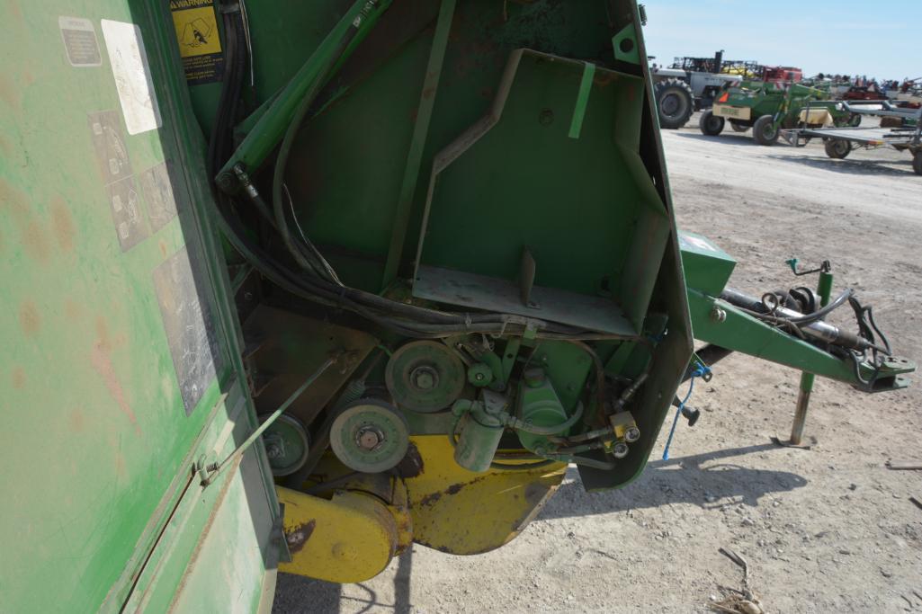 John Deere 535 round baler