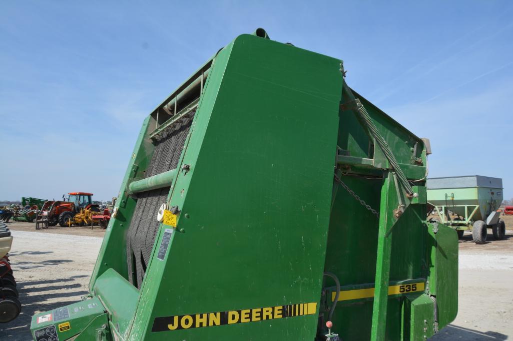 John Deere 535 round baler