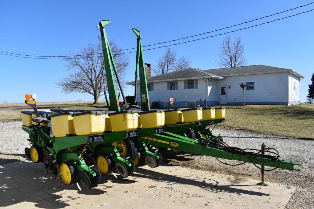 John Deere 7200 12 row 30" planter