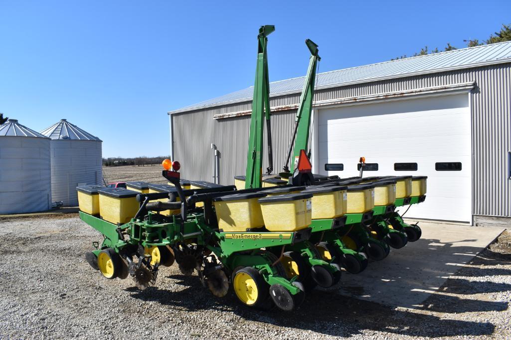 John Deere 7200 12 row 30" planter