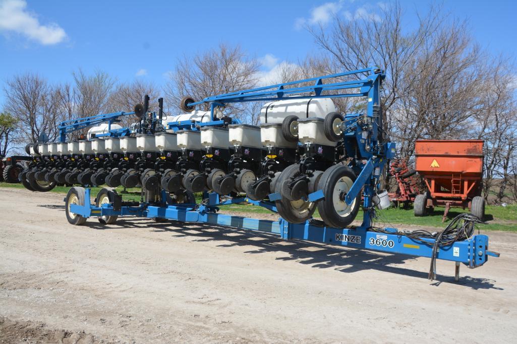 Kinze 3600 Twin Line 16 row 30" planter