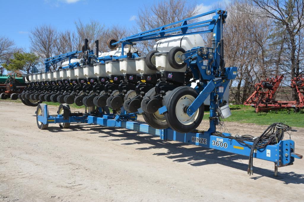 Kinze 3600 Twin Line 16 row 30" planter