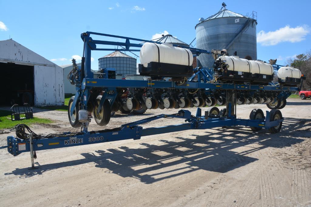 Kinze 3600 Twin Line 16 row 30" planter