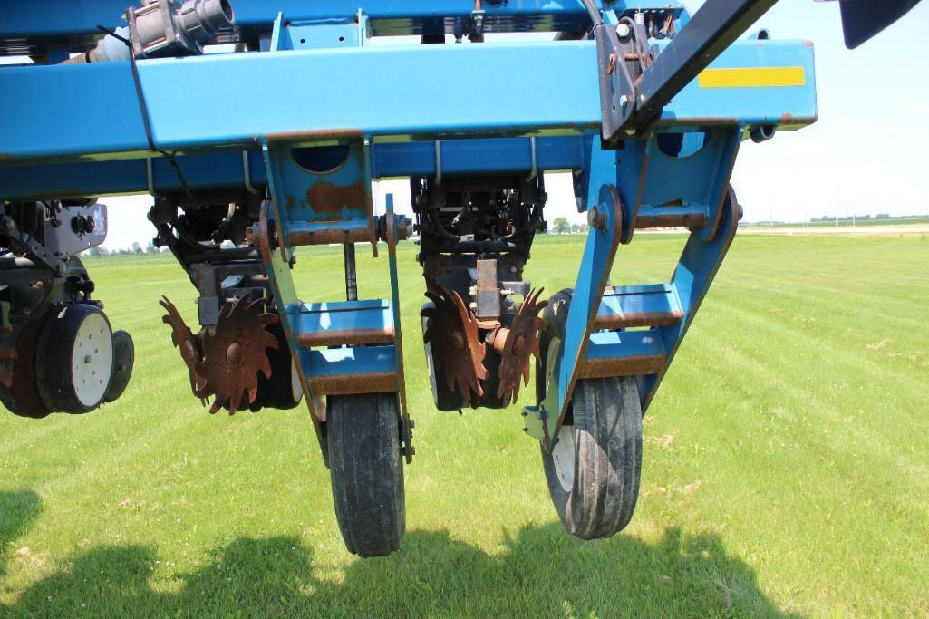 2010 Kinze 3660 ASD 16 row 30" planter