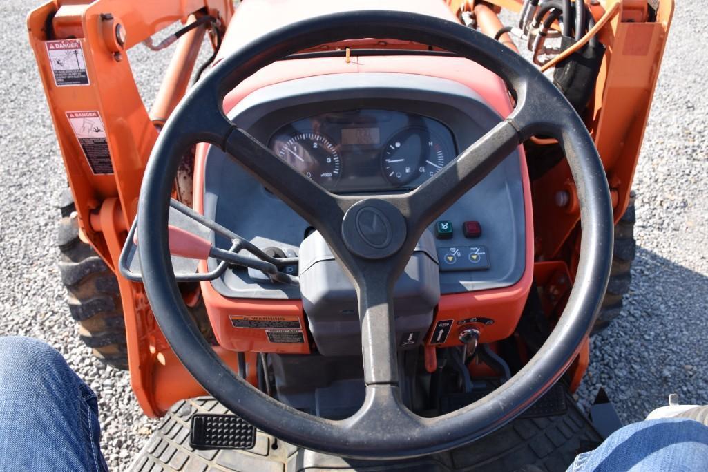 Kubota 7040 MFWD tractor w/loader