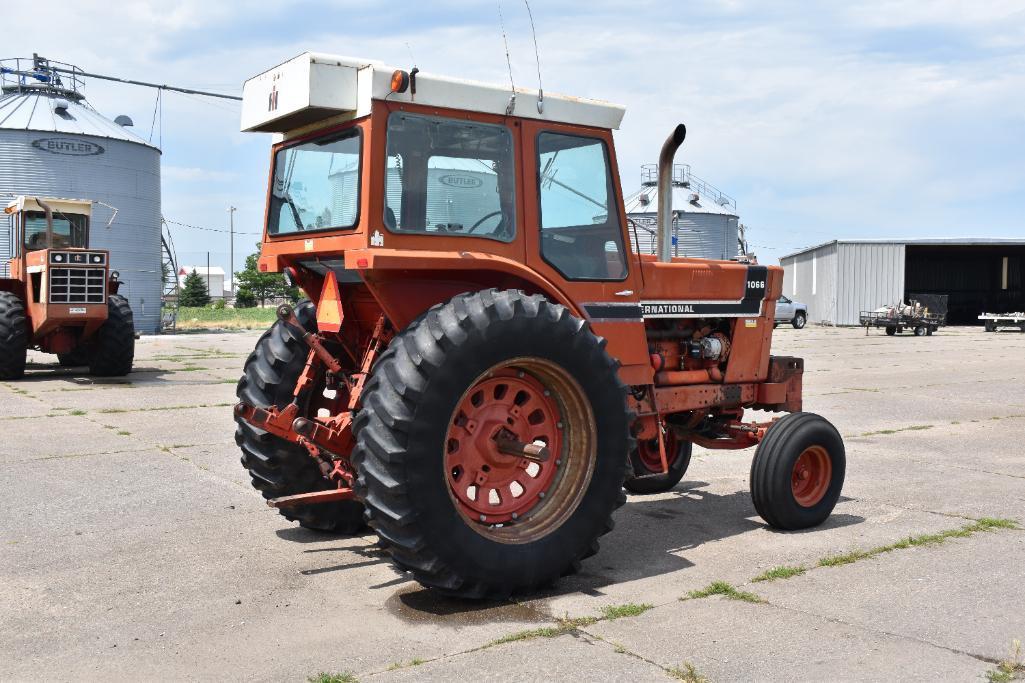 1976 International 1066 2wd tractor
