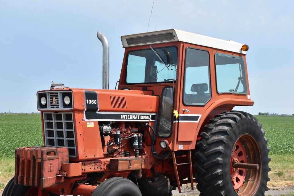 1976 International 1066 2wd tractor