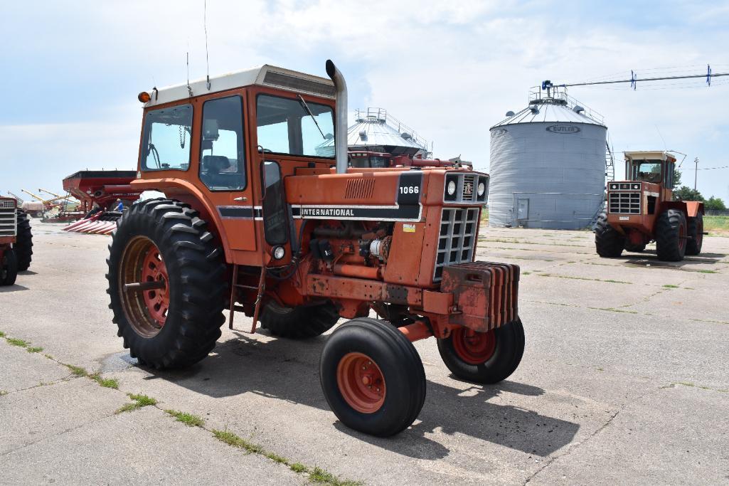1976 International 1066 2wd tractor