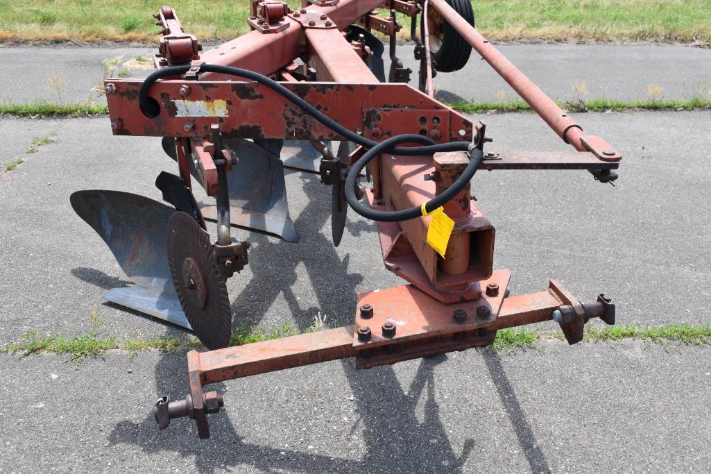 International 720 5 bottom plow