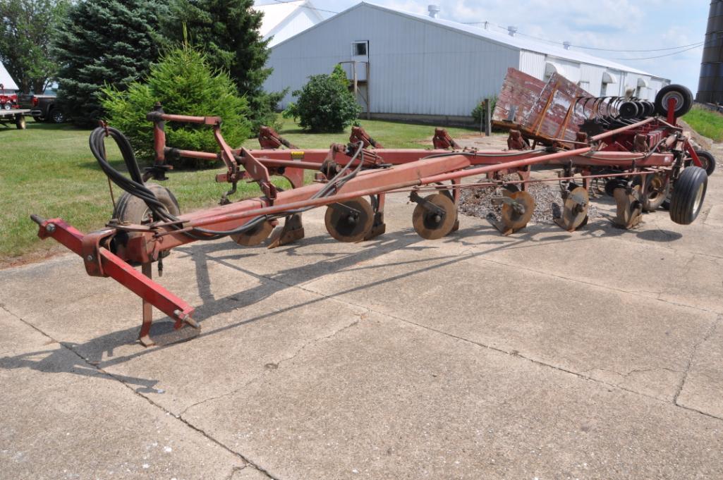 IH 720 6-bottom plow