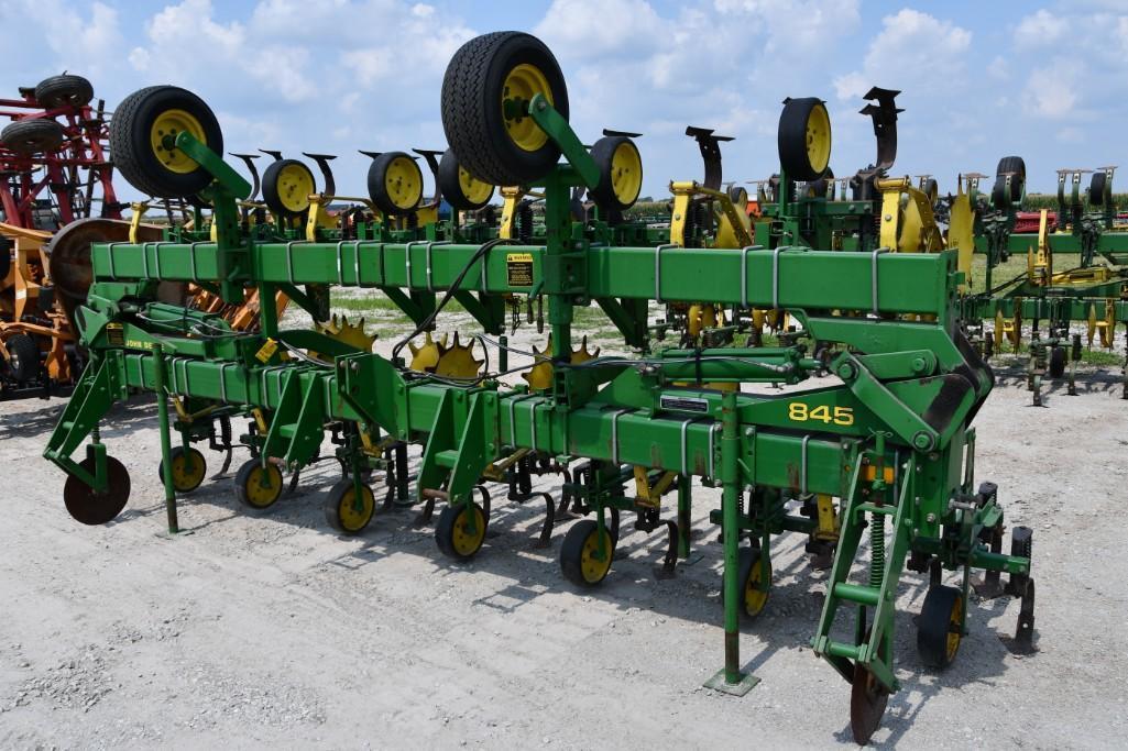 John Deere 845 12 row 30" 3-pt. cultivator