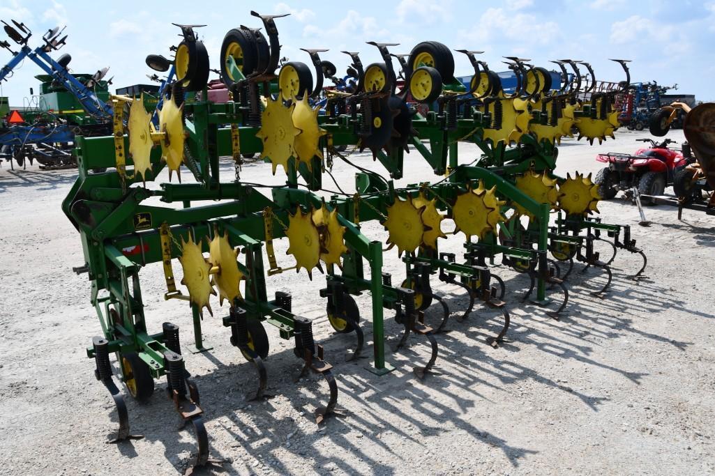 John Deere 845 12 row 30" 3-pt. cultivator